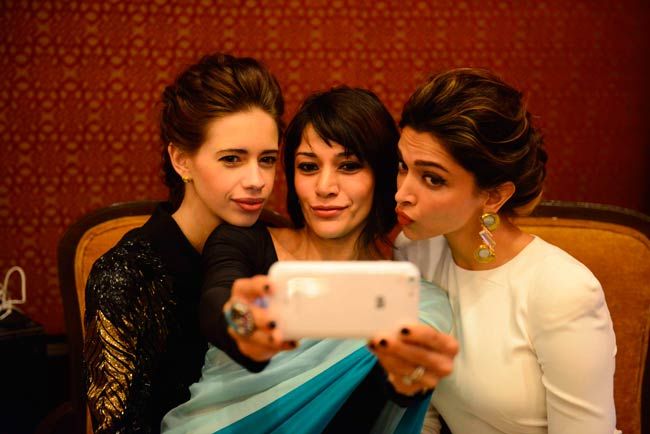 20 Things Only Selfie Addict Girls Can Relate To RVCJ Media