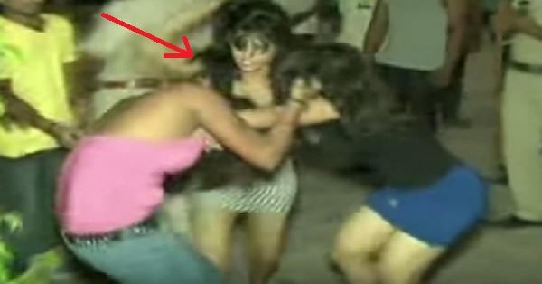 This Video Of Gurgaon Girls Indulged In A Catfight Outside Sahara Mall Is A Must Watch RVCJ Media