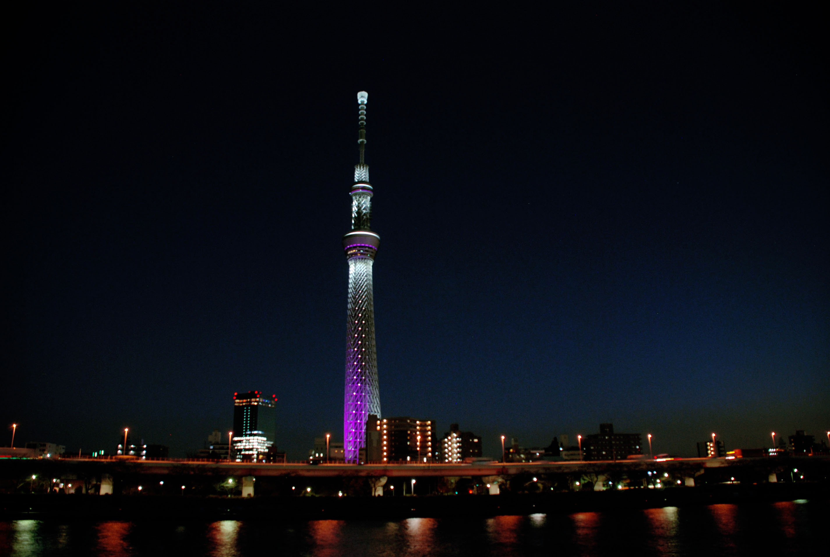 Скай 3 ряда. Токийская телебашня Sky Tree ночью. Сумида Тауэр. Небесное дерево (г.Токио). Телевизионная башня в районе Сумида.