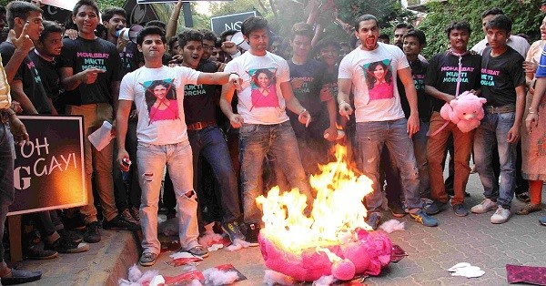 Cast Of Pyaar Ka Punchnama 2 Out On Mohabbat Mukti Morcha - Its A Protest  Against Romance - RVCJ Media