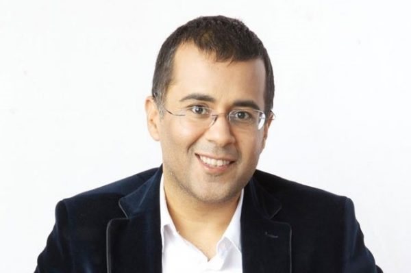 Chetan Bhagat Accused Of Harassing Girl, Apologised To Wife & Her After She Shared Chat Screenshots - RVCJ Media
