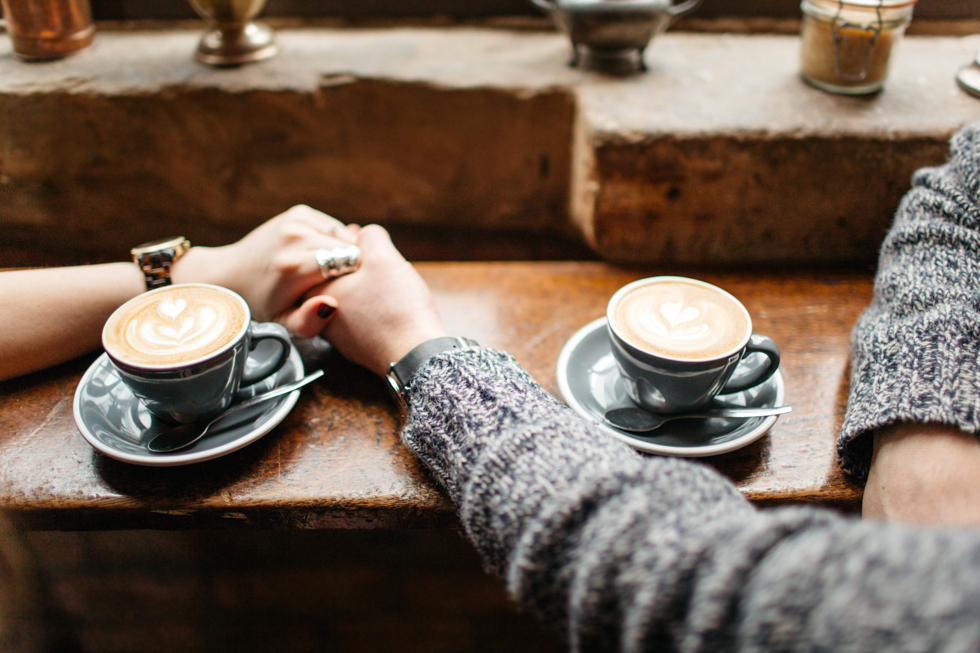 За чашечкой кофе на дзен читать рассказы. Кофе на двоих. Кофе вдвоем. Две чашки кофе. Кофе в кафе.