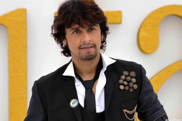 Angry Sonu Nigam Twisted Arm Of A Fan For Taking A Selfie. Netizens Are Slamming Him Left & Right - RVCJ Media