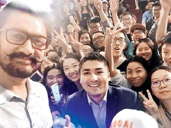 Aamir Khan's Chinese Fans Paid Special Tribute! Danced On "Dhakkad" & It's Awesome! - RVCJ Media