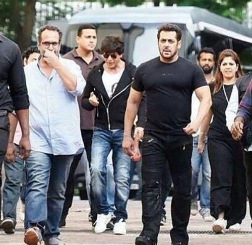 Shah Rukh Gifted Salman A Brand New Luxury Car For Doing A Cameo In His Next Movie! - RVCJ Media