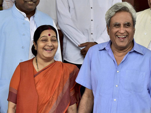 Twitter User Asked Sushma Swaraj’s Salary From Her Husband. His Reply Has Left Us Awestruck - RVCJ Media