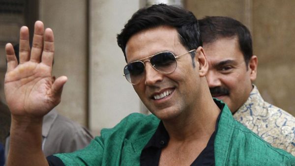 Akshay Kumar's Female Fan Started Crying For A Selfie With Him! This Is What The Actor Did Next! RVCJ Media
