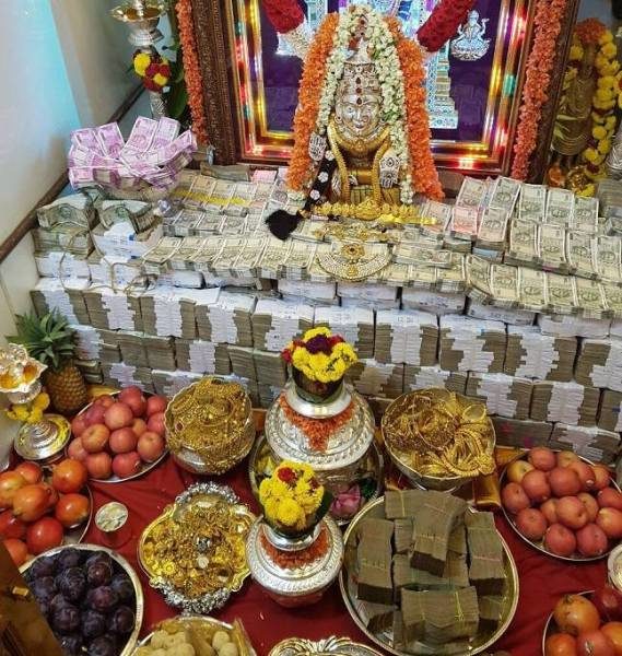 Man Offers Pots Of Gold &Amp; Rs 88 Lakh Cash In Pooja, Posts Photos On Facebook &Amp; Landed In Trouble 3 Man Offers Pots Of Gold & Rs 88 Lakh Cash In Pooja, Posts Photos On Facebook & Landed In Trouble - RVCJ Media