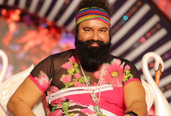 Ram Rahim Used To Send Honeypreet Sms At 10Pm &Amp; She Had To Fulfill His Demand 3 Ram Rahim Used To Send Honeypreet SMS At 10PM & She Had To Fulfill His Demand - RVCJ Media