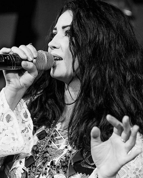 This Singer Was Detained At The Airport For Looking Too Young Compared To Her Passport Age 6 This Singer Was Detained At The Airport For Looking Too Young Compared To Her Passport Age - RVCJ Media