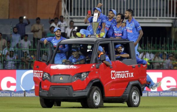 Ms Dhoni Takes The Indian Team On A Celebratory Ride. Twitterati Gets Overwhelmed 3 MS Dhoni Takes The Indian Team On A Celebratory Ride. Twitterati Gets Overwhelmed - RVCJ Media