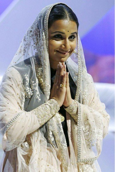 Fashion Of These Most Popular Actresses Went Wrong. How Can They Wear This? 3 Fashion Of These Most Popular Actresses Went Wrong. How Can They Wear This? - RVCJ Media