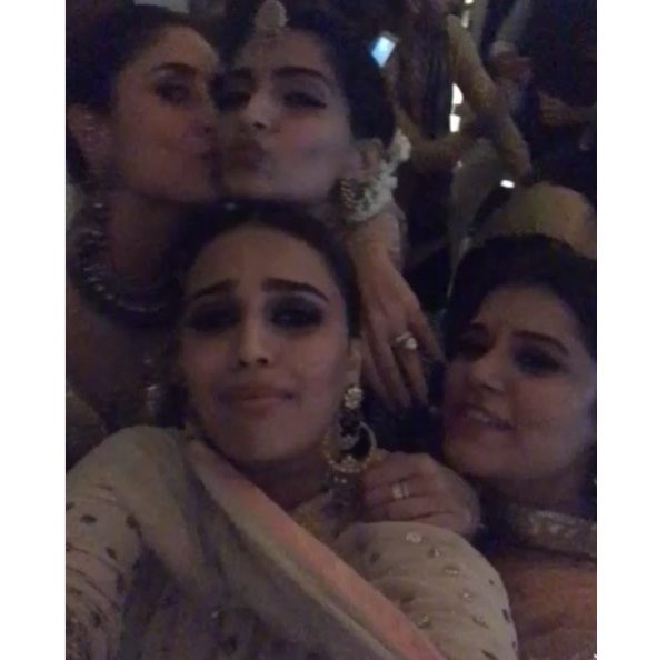 Sonam & Kareena Posed For Selfie But Swara Recorded Video. Sonam’s Reaction Is Like Any Bestie RVCJ Media