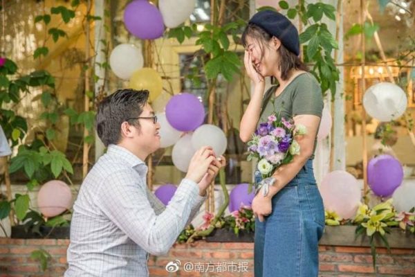 Chinese Guy Proposes His Girlfriend For Marriage With 25 Iphone Xs. Love Is Blind And Expensive 3 Chinese Guy Proposes His Girlfriend For Marriage With 25 iPhone Xs. Love Is Blind And Expensive - RVCJ Media