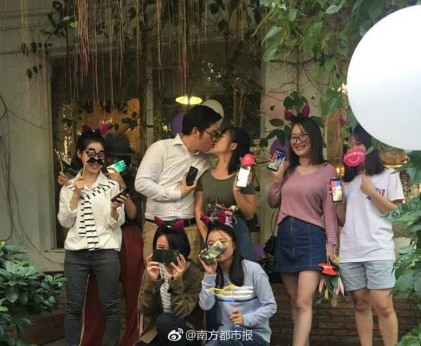 Chinese Guy Proposes His Girlfriend For Marriage With 25 Iphone Xs. Love Is Blind And Expensive 4 Chinese Guy Proposes His Girlfriend For Marriage With 25 iPhone Xs. Love Is Blind And Expensive - RVCJ Media