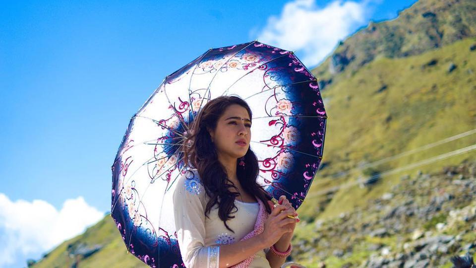 Sara Ali Khan'S Video Of Having Fun With Male Friends Goes Viral. She Got Badly Trolled For It 2 Sara Ali Khan's Video Of Having Fun With Male Friends Goes Viral. She Got Badly Trolled For It - RVCJ Media