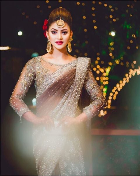 Urvashi Rautela Wore A 40-Kg Sari At Cousin’s Wedding. Its Cost Is More Than Your Annual Income 3 Urvashi Rautela Wore A 40-Kg Sari At Cousin’s Wedding. Its Cost Is More Than Your Annual Income - RVCJ Media
