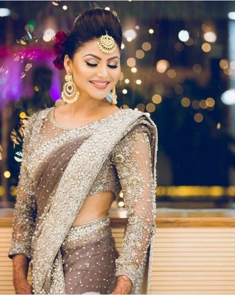 Urvashi Rautela Wore A 40-Kg Sari At Cousin’s Wedding. Its Cost Is More Than Your Annual Income 7 Urvashi Rautela Wore A 40-Kg Sari At Cousin’s Wedding. Its Cost Is More Than Your Annual Income - RVCJ Media