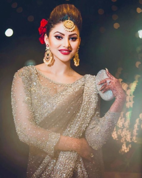 Urvashi Rautela Wore A 40-Kg Sari At Cousin’s Wedding. Its Cost Is More Than Your Annual Income 8 Urvashi Rautela Wore A 40-Kg Sari At Cousin’s Wedding. Its Cost Is More Than Your Annual Income - RVCJ Media