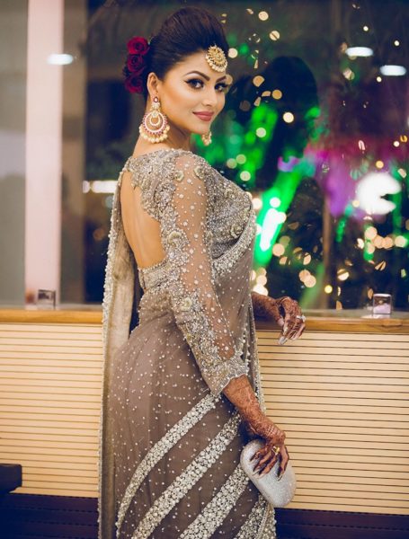Urvashi Rautela Wore A 40-Kg Sari At Cousin’s Wedding. Its Cost Is More Than Your Annual Income 5 Urvashi Rautela Wore A 40-Kg Sari At Cousin’s Wedding. Its Cost Is More Than Your Annual Income - RVCJ Media