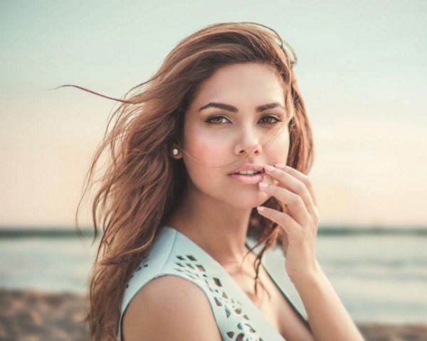 Esha Gupta Wished Republic Day On Independence Day, Got Trolled For Saying Account Was Hacked - RVCJ Media