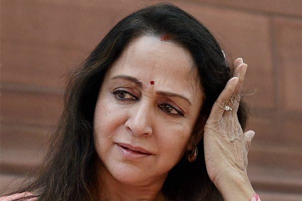 Reporter Asked Hema Malini To Comment On Kamala Mill Fire. Her Reply Made Twitter Angry 3 Reporter Asked Hema Malini To Comment On Kamala Mill Fire. Her Reply Made Twitter Angry - RVCJ Media