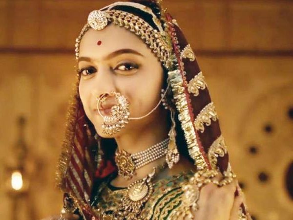 Esha Gupta Trolled For Saying, “Ban Rape, Not Padmavati”. She Had A Perfect Reply For Haters 2 Esha Gupta Trolled For Saying, “Ban Rape, Not Padmavati”. She Had A Perfect Reply For Haters - RVCJ Media