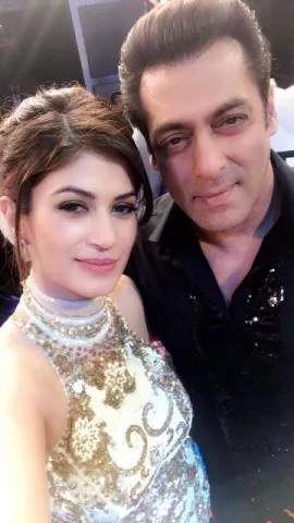 After Bigg Boss 11 Finale, Host Salman Partied With Contestants Whole Night. See Pics - RVCJ Media