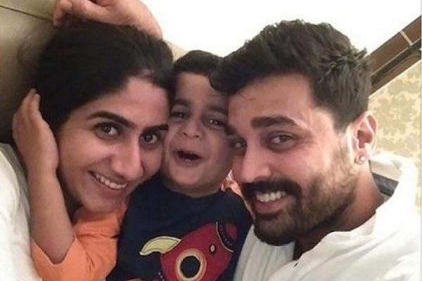 Dinesh Karthik &Amp; Murali Vijay To Share Dressing Room. Twitter Made Fun Of Their Personal Lives 3 Dinesh Karthik & Murali Vijay To Share Dressing Room. Twitter Made Fun Of Their Personal Lives - RVCJ Media