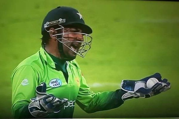 Angry Sarfraz Ahmed Said “F**K Off” To New Zealand Player In Front Of Umpire. See The Video 2 Angry Sarfraz Ahmed Said “F**K Off” To New Zealand Player In Front Of Umpire. See The Video - RVCJ Media