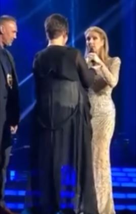 Drunk Fan Jumped On Stage. Celine Dion'S Way Of Handling It Is Winning Hearts 3 Drunk Fan Jumped On Stage. Celine Dion's Way Of Handling It Is Winning Hearts - RVCJ Media