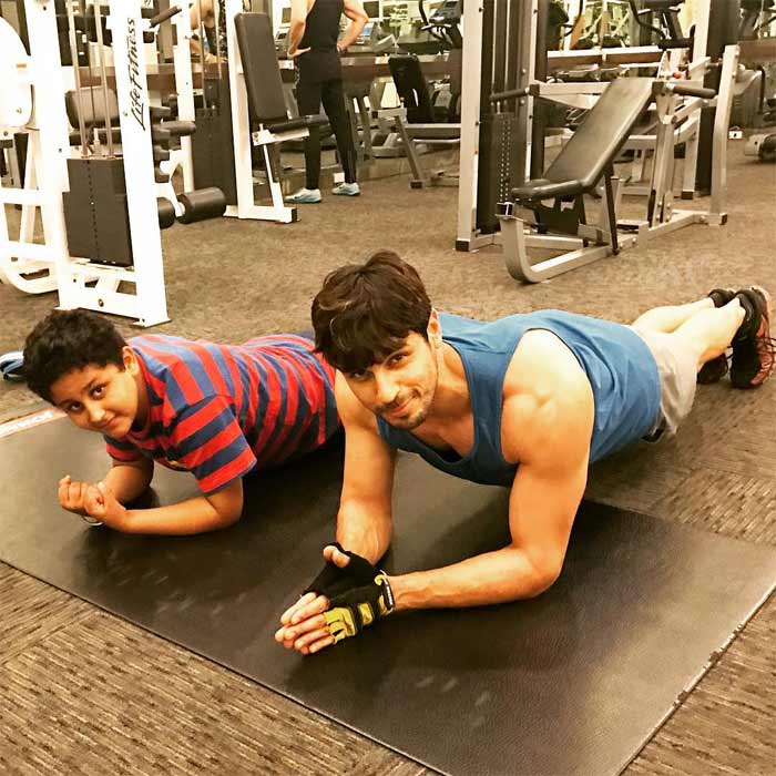 12 Gym Freak Actors Who Need To Join Acting Classes Right Now. It Will Make Their Fans Prouder 5 12 Gym Freak Actors Who Need To Join Acting Classes Right Now. It Will Make Their Fans Prouder - RVCJ Media