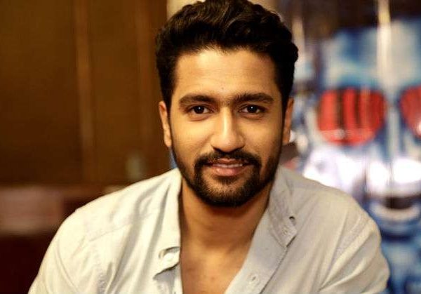 When Vicky Kaushal Was Embarrassed At SRK's Diwali Party And Had To Hide Behind Curtain - RVCJ Media