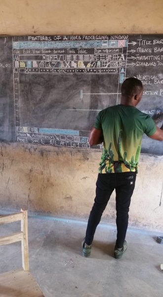 Man Teaches Poor Kids Ms Word By Drawing It On Blackboard. Where There’s A Will, There’s A Way 4 Man Teaches Poor Kids MS Word By Drawing It On Blackboard. Where There’s A Will, There’s A Way - RVCJ Media