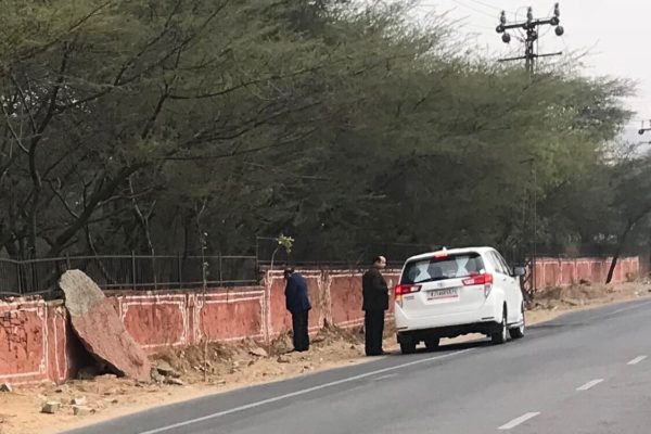 Bjp Minister Caught Urinating In Public In Jaipur. Harbhajan Singh &Amp; Twitter Slammed The Govt 2 BJP Minister Caught Urinating In Public In Jaipur. Harbhajan Singh & Twitter Slammed The Govt - RVCJ Media