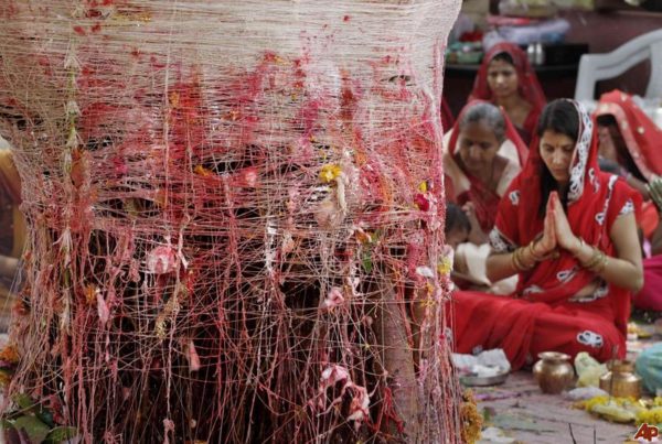 From Shooting The Bride To Spitting On Her Head, 10 Bizarre Wedding Rituals Popular In The World 7 From Shooting The Bride To Spitting On Her Head, 10 Bizarre Wedding Rituals Popular In The World - RVCJ Media