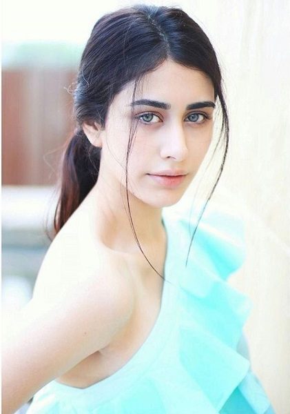 8 Facts About Warina Hussain, Loveratri’s Gorgeous Actress Whom Salman Himself Introduced 2 8 Facts About Warina Hussain, Loveratri’s Gorgeous Actress Whom Salman Himself Introduced - RVCJ Media