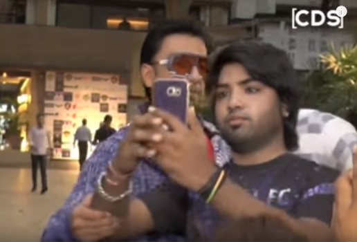 Did Ranveer Push & Insult Fans Who Were Taking Selfies With Him? See The Video & Decide Yourself RVCJ Media
