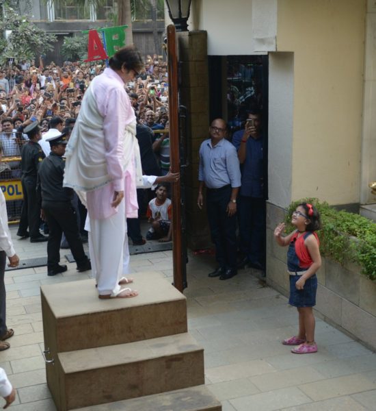 A Little Fan Somehow Managed To Enter Big B’s House. His Gesture Is Winning Hearts On Twitter 3 A Little Fan Somehow Managed To Enter Big B’s House. His Gesture Is Winning Hearts On Twitter - RVCJ Media