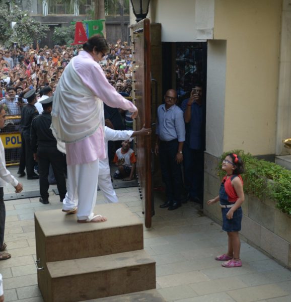 A Little Fan Somehow Managed To Enter Big B’s House. His Gesture Is Winning Hearts On Twitter 4 A Little Fan Somehow Managed To Enter Big B’s House. His Gesture Is Winning Hearts On Twitter - RVCJ Media