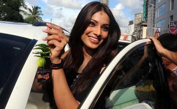 From Shah Rukh &Amp; Big B To Akshay &Amp; Deepika, Even Bollywood Superstars Are Superstitious 6 From Shah Rukh & Big B To Akshay & Deepika, Even Bollywood Superstars Are Superstitious - RVCJ Media