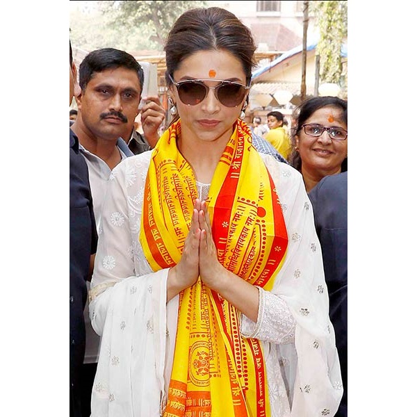 From Shah Rukh &Amp; Big B To Akshay &Amp; Deepika, Even Bollywood Superstars Are Superstitious 11 From Shah Rukh & Big B To Akshay & Deepika, Even Bollywood Superstars Are Superstitious - RVCJ Media