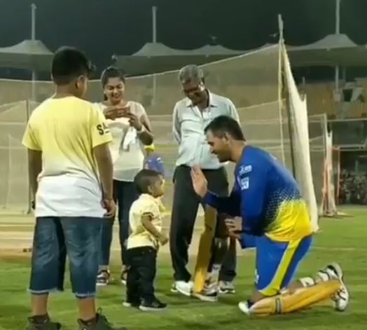 Dhoni Finds Time To Play With A Little Fan. The Video Is So Cute And Fans Are Loving It 3 Dhoni Finds Time To Play With A Little Fan. The Video Is So Cute And Fans Are Loving It - RVCJ Media