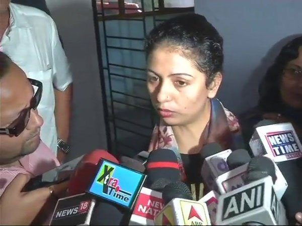 Shami’s Wife Hasin Jahan Loses Cool, Attacks A Journo &Amp; Breaks His Camera. Here’s What Happened 2 Shami’s Wife Hasin Jahan Loses Cool, Attacks A Journo & Breaks His Camera. Here’s What Happened - RVCJ Media