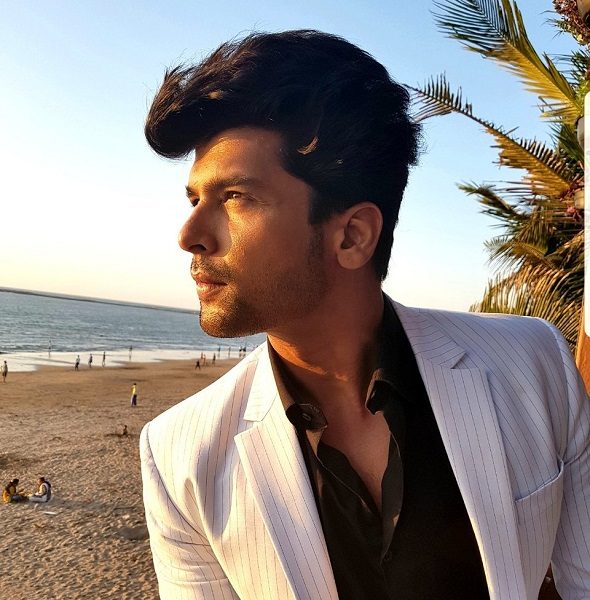 A Female Fan Slit Her Wrist For Kushal Tandon. The Actor Gave It Back To Her Perfectly 2 A Female Fan Slit Her Wrist For Kushal Tandon. The Actor Gave It Back To Her Perfectly - RVCJ Media