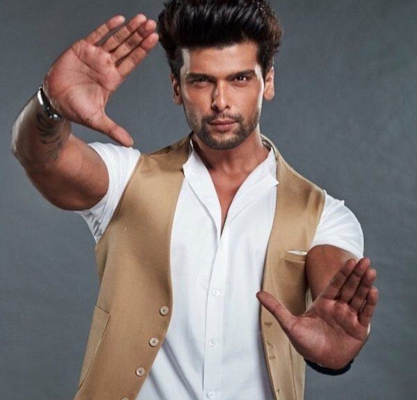 A Female Fan Slit Her Wrist For Kushal Tandon. The Actor Gave It Back To Her Perfectly 3 A Female Fan Slit Her Wrist For Kushal Tandon. The Actor Gave It Back To Her Perfectly - RVCJ Media