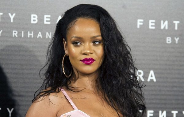 Rihanna’s One Instagram Post Resulted In Whopping $1 Billion Loss For Snapchat. Here’s How 3 Rihanna’s One Instagram Post Resulted In Whopping $1 Billion Loss For Snapchat. Here’s How - RVCJ Media