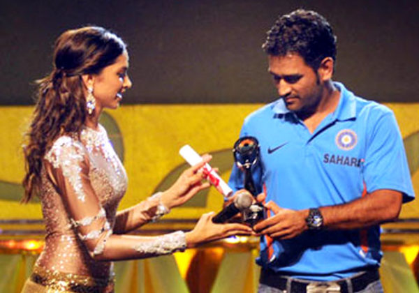 Deepika Padukone And Ms Dhoni Shake A Leg Together In This Video And It Will Make Your Day 2 Deepika Padukone And MS Dhoni Shake A Leg Together In This Video And It Will Make Your Day - RVCJ Media