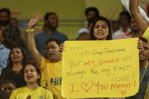 Fan Girl Proposed MS Dhoni During CSK Vs RR. Even ICC Tweeted RVCJ Media
