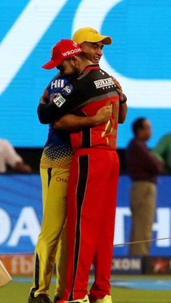 Dhoni & Kohli Hugged Each Other. Even IPL Twitter Handle Couldn't Stop Tweeting - RVCJ Media